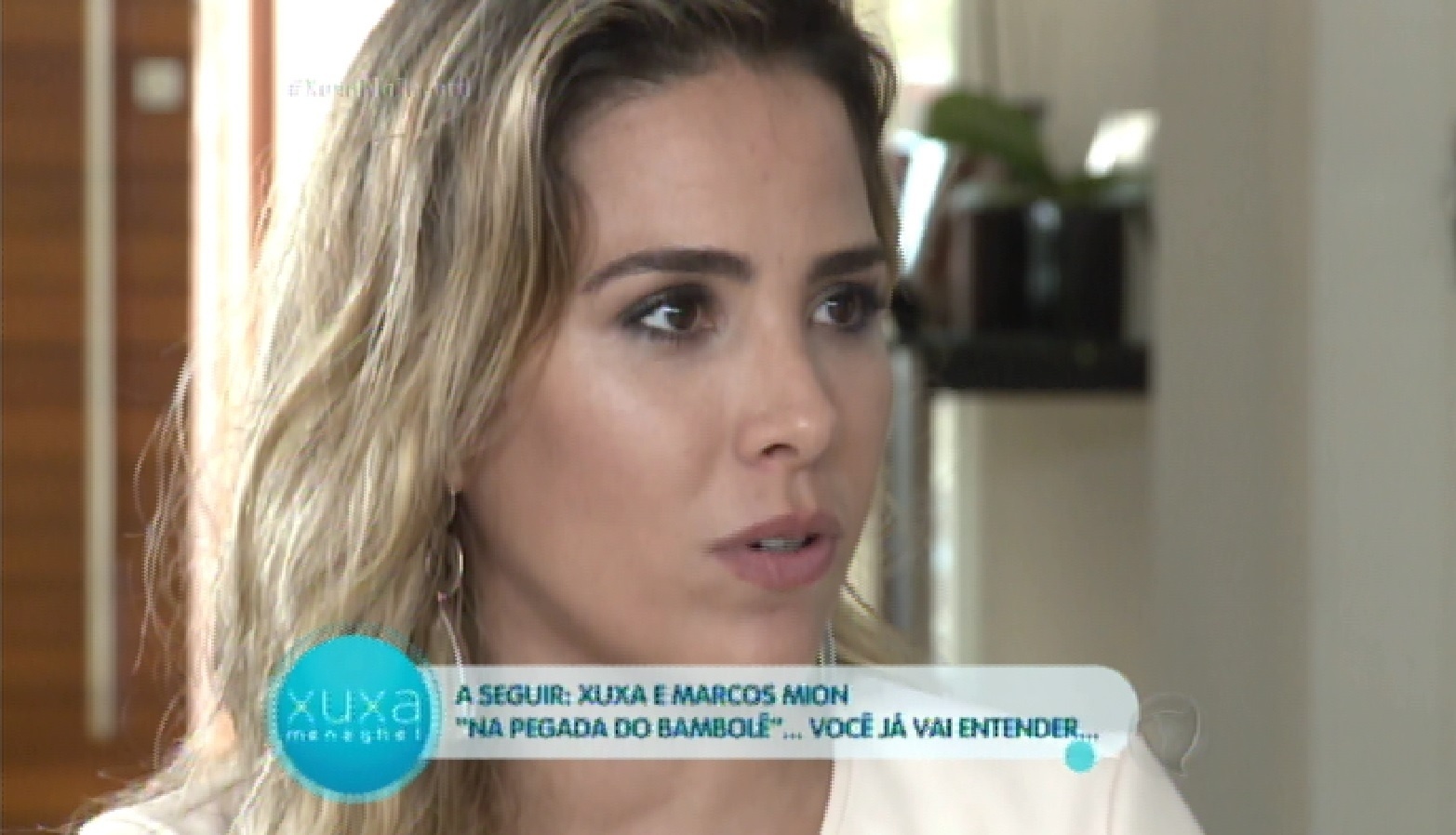 23.mai.2016 - Wanessa Camaro abre as portas da sua casa para Xuxa e relembra a separação de Zezé e Zilu. "Eu vi que a relação não estava boa, para ambos os lados. Não era que tinha briga, mas via minha mãe sofrendo, meu pai triste. É muito egoísmo a gente querer que a nossa ideia seja a certa. É justo eles quererem ser felizes. Foi um baque muito grande para mim" - Reprodução / Rede Record