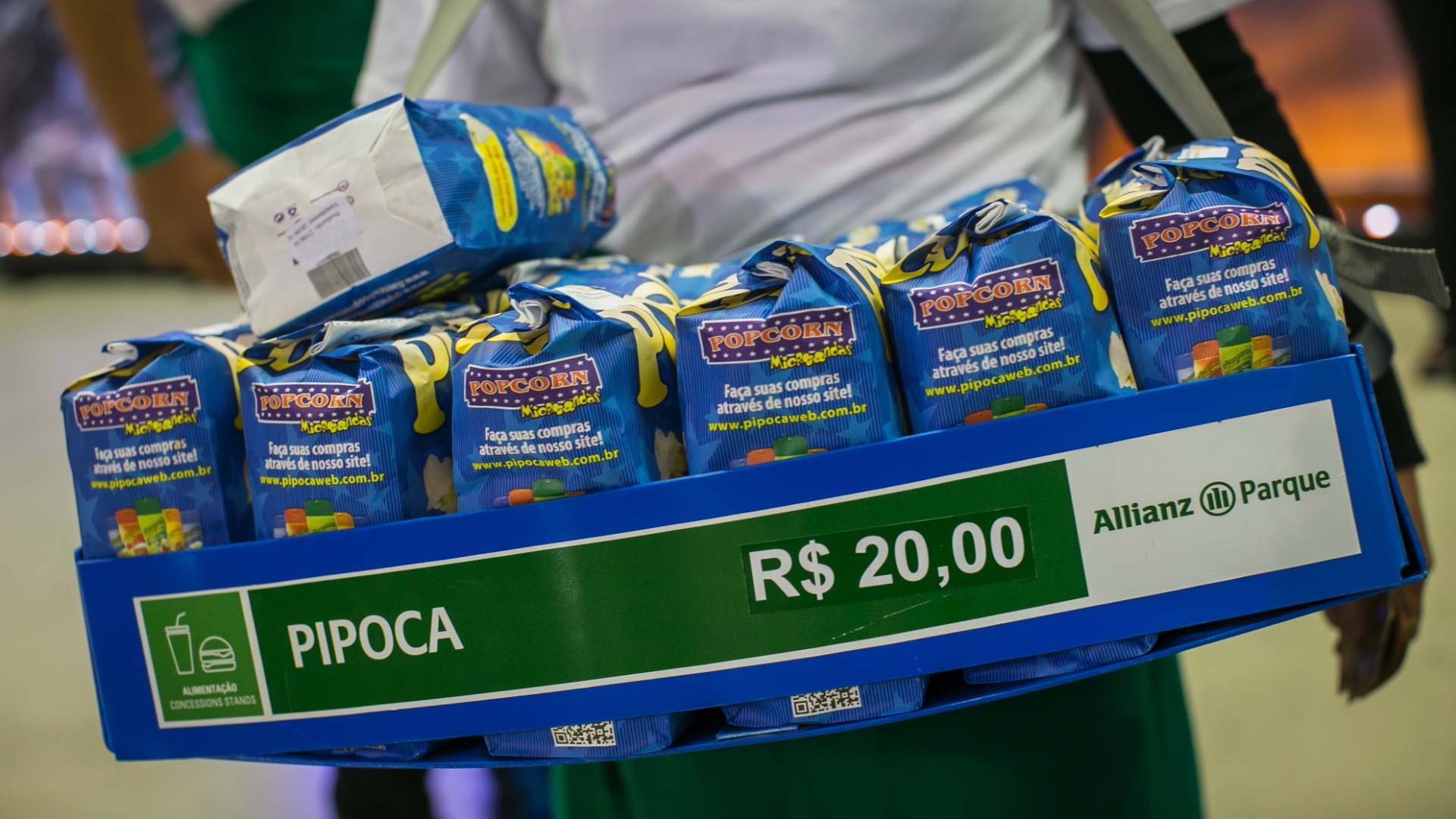 23.jun.2016 - Os preços das comidas e bebidas estavam mais caros do que no cinema. Um pacote médio de pipoca não saía por menos de R$20 - Bruno Santos /UOL