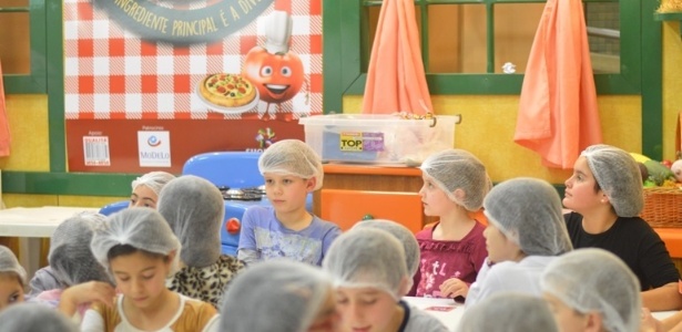 Na “Pizzaria Maluca”, no Shopping Jardim das Américas, os chefs Chef Tantan e a ajudante Lelé ensinam as crianças a fazer pizzas - Divulgação - Divulgação