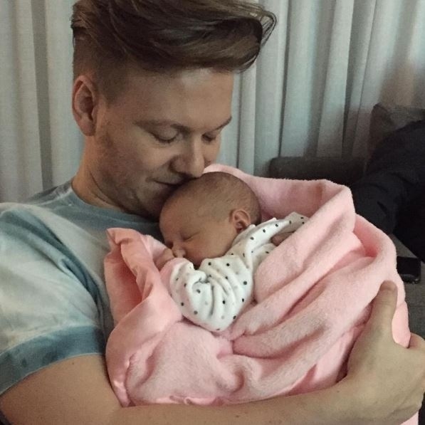 14.ago.2016 - Thais Fersoza publica foto de Michel Teló com a filha, Melina, em homenagem ao Dia dos Pais - Reprodução/Instagram/tatafersoza