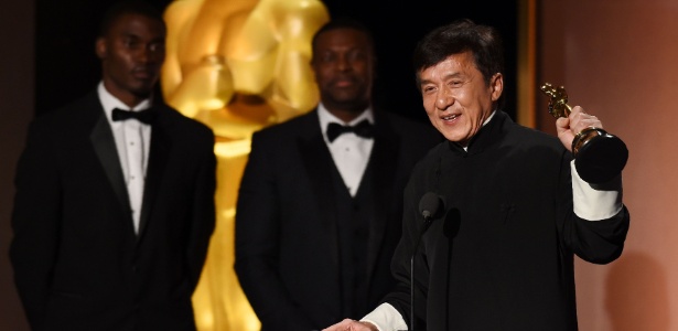 13.nov.2016 - Jackie Chan recebe Oscar honorário por conjunto da obra em Hollywood - Robyn Beck/AFP