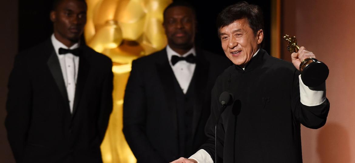 13.nov.2016 - Jackie Chan recebe Oscar honorário por conjunto da obra em Hollywood - Robyn Beck/AFP