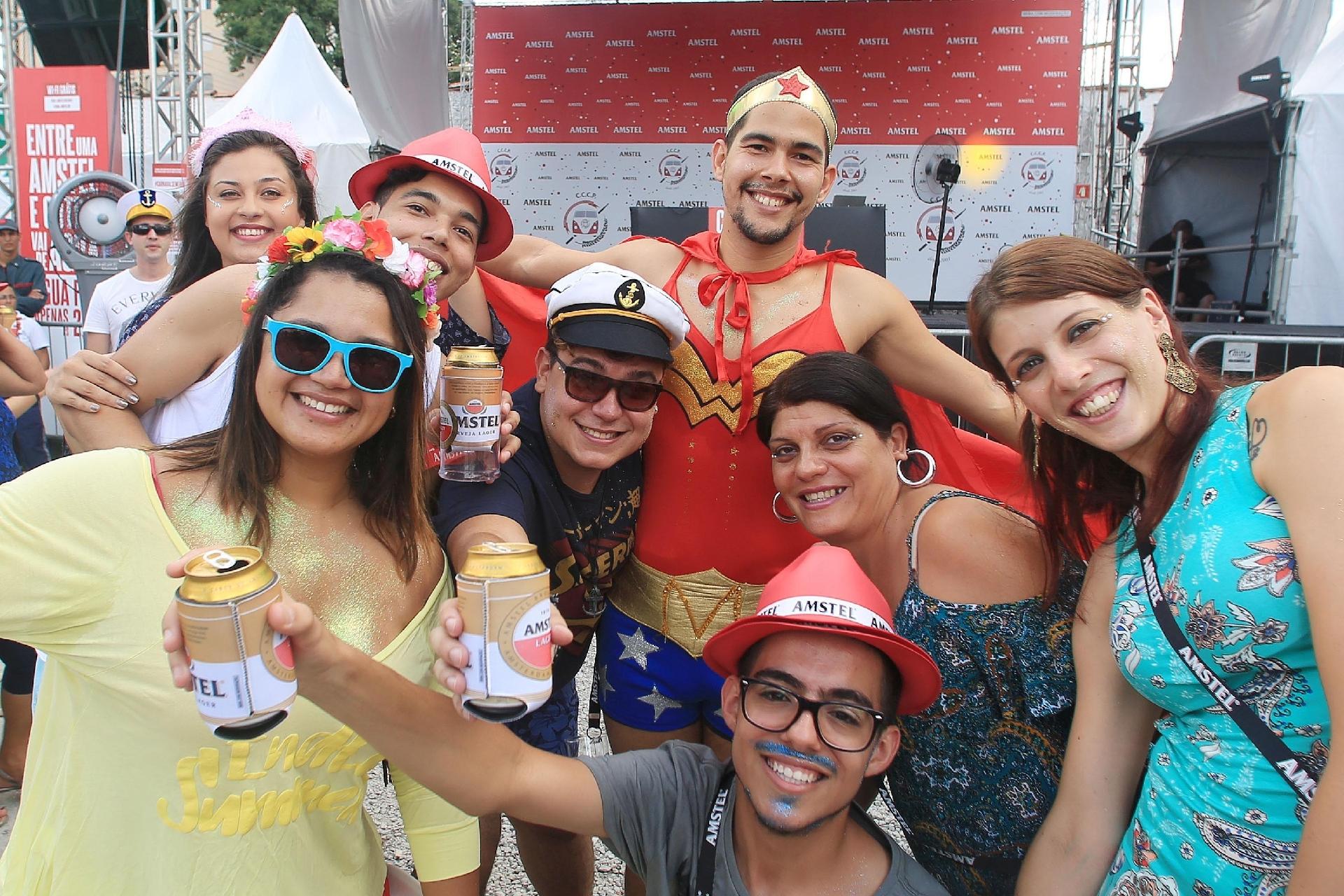 A terça-feira (28) de Carnaval na Casa da Confraria do Pasmado reuniu centenas em São Paulo - Ricardo Matsukawa/UOL