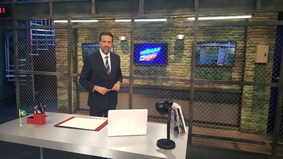 O apresentador Jorge Lordello no cenário do reality policial "Operação de Risco", da RedeTV! - Divulgação