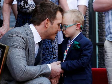 Chris Pratt troca carinhos com o filho Jack na Calçada da Fama de Hollywood, em 2017 - Danny Moloshok/Reuters