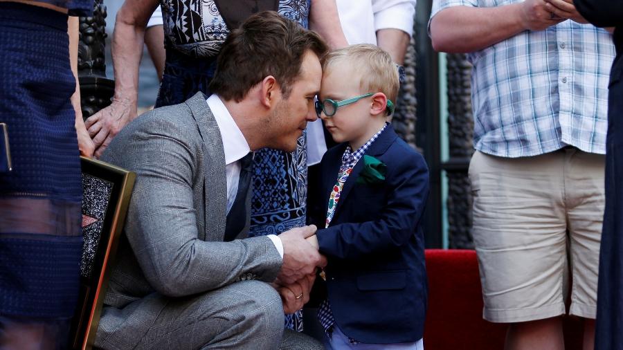 Chris Pratt troca carinhos com o filho Jack na Calçada da Fama de Hollywood, em 2017 - Danny Moloshok/Reuters