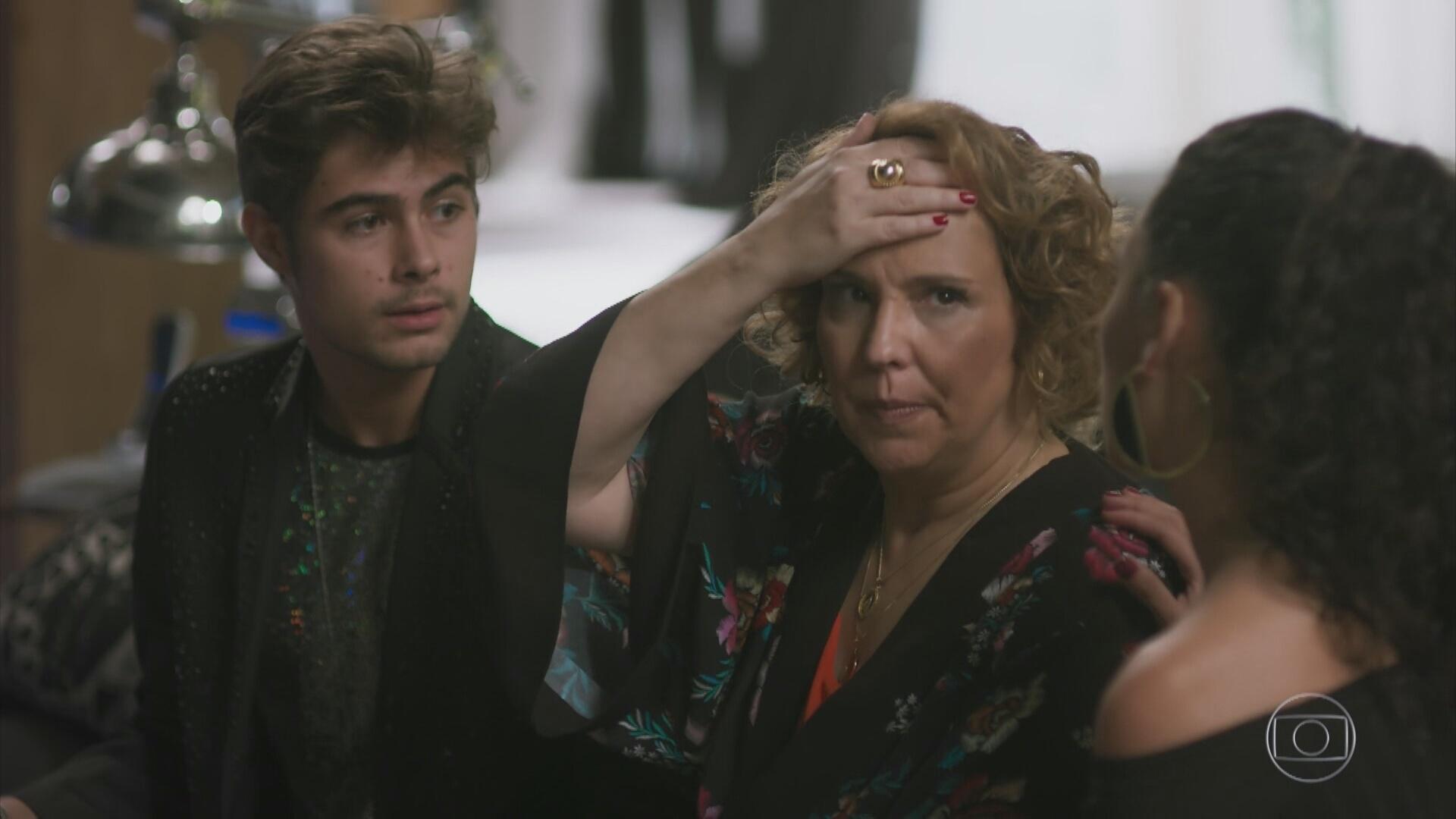 Néia se desespera com a decisão de Léo Régis abandonar a carreira musical no último capítulo de "Rock Story" - Reprodução/TV Globo