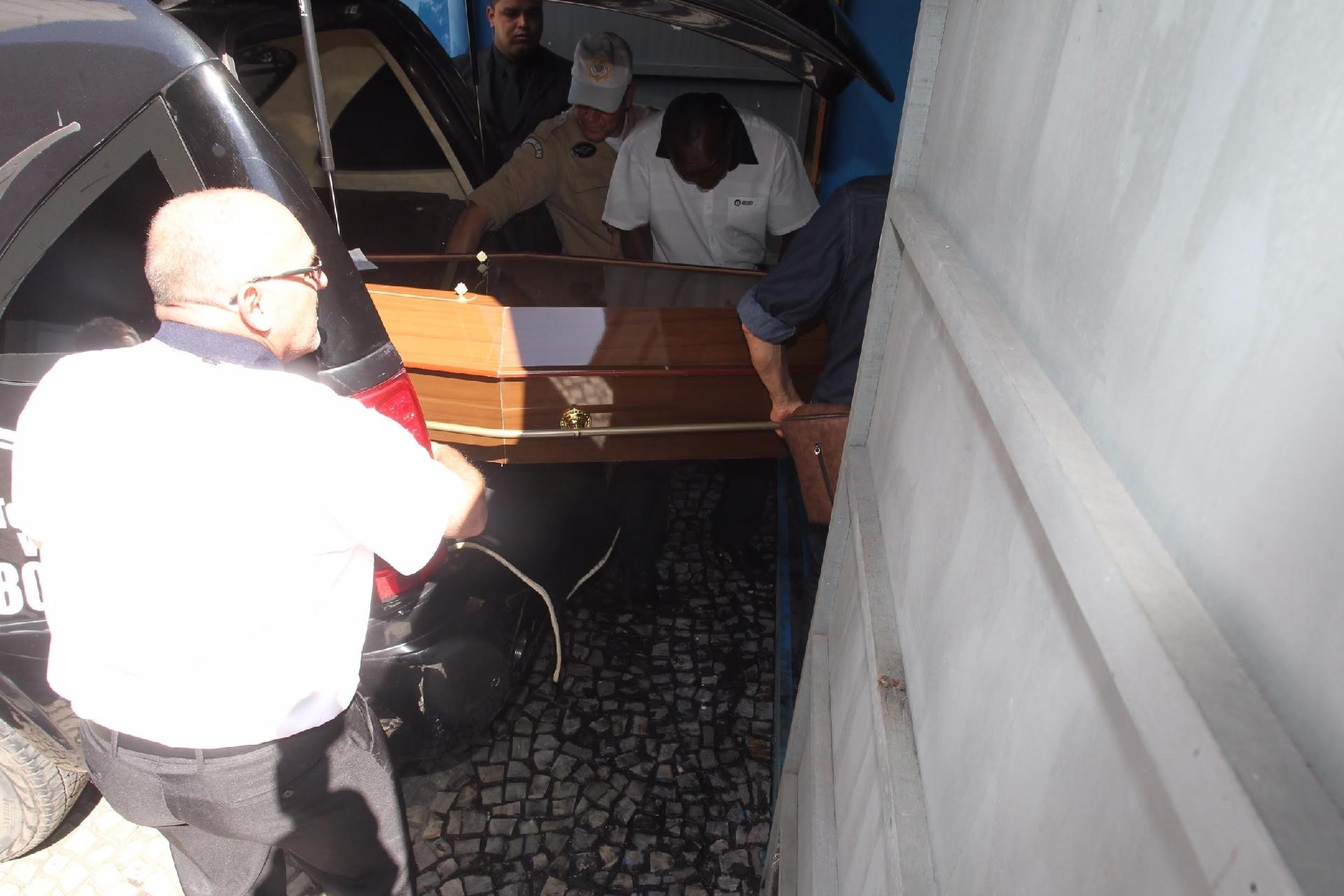 Corpo de Rogéria chega ao Teatro João Caetano, no centro do Rio de Janeiro, onde será velado - Marcello Sá Barretto/AgNews