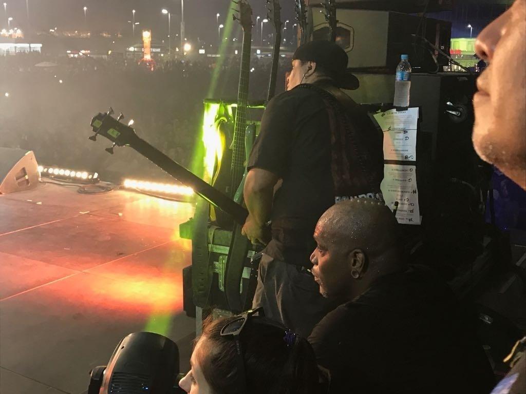 Dedé Moreira se prepara para entregar o baixo para Paulo Jr. enquanto Derrick Green aguarda nos bastidores - Felipe Branco Cruz/UOL