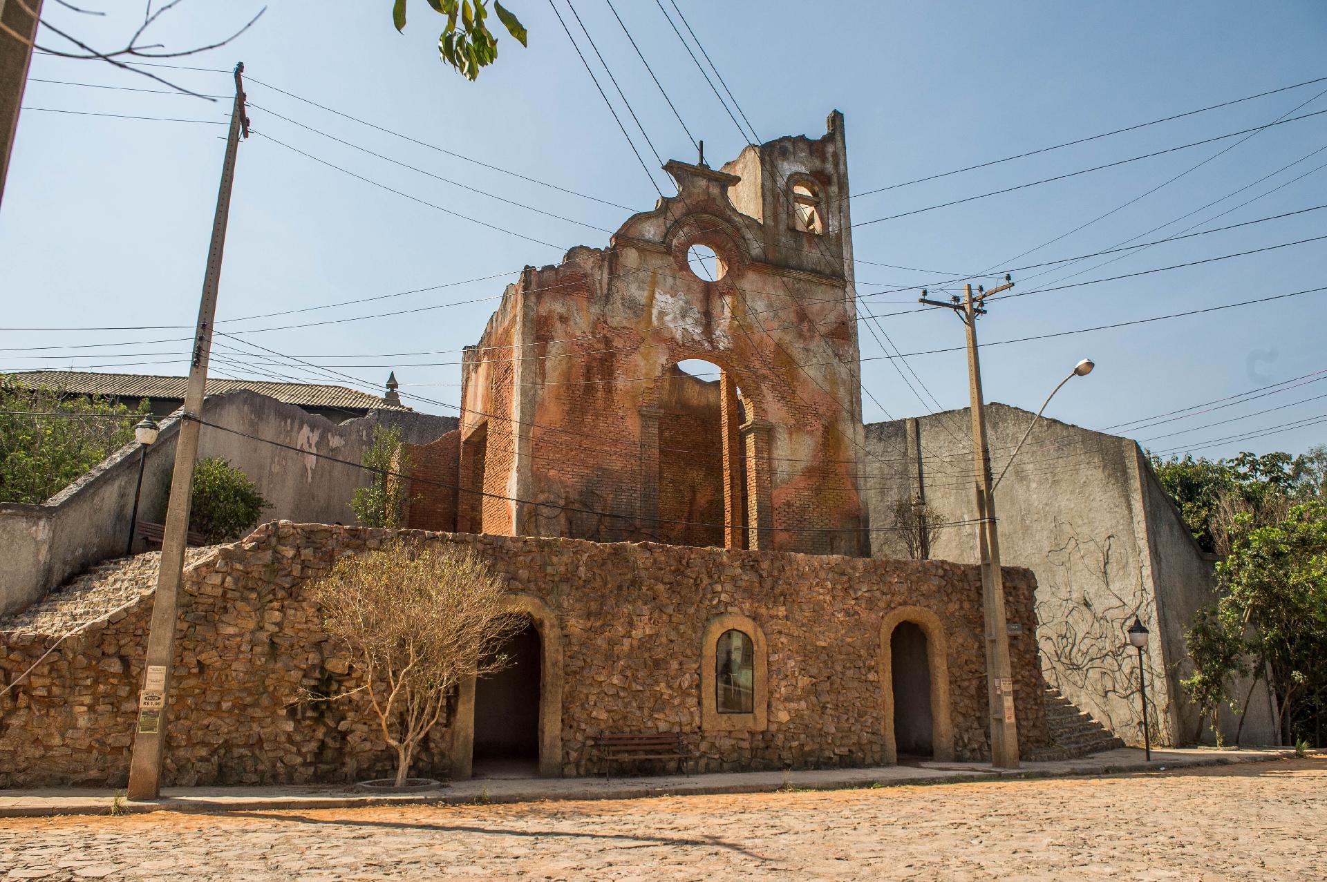 Ao longo de várias ruazinhas existem casas, lojas, posto de gasolina e até uma pousada. A maior construção é uma igreja em ruínas, no alto de um terreno com vista para toda fictícia Pedra Santa - Raquel Cunha/Globo