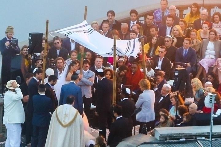 Casamento de Guy Oseary e Michelle Alves no Cristo Redentor, no Rio, com convidados famosos como Bono, Madonna, Ashton Kutcher e Anthony Kiedis - AgNews