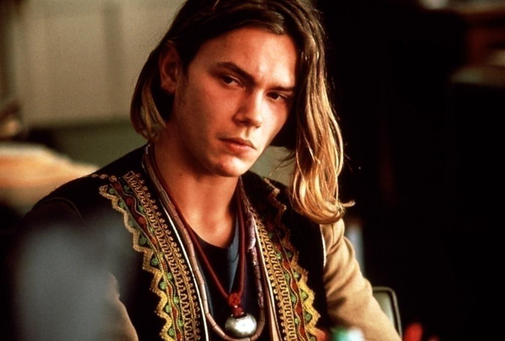 River Phoenix em cena de "Te Amarei Até Te Matar" (1990) - Divulgação