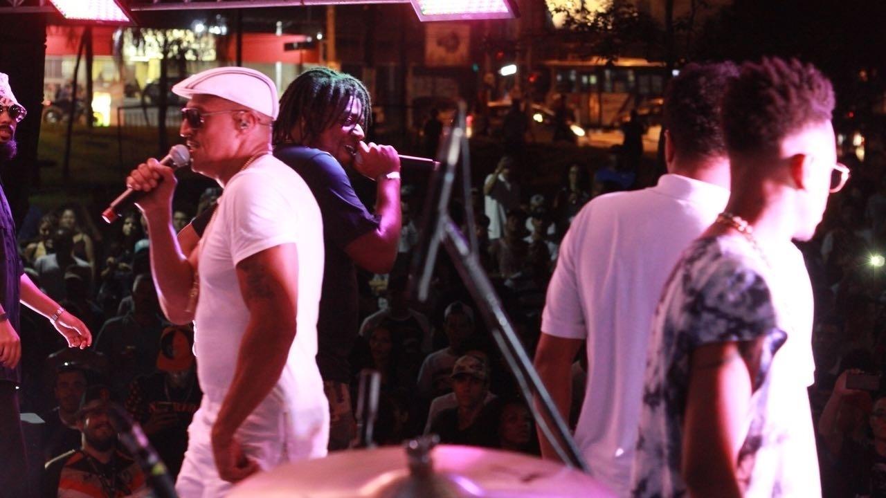 Mano Brown durante show surpresa na Praça do Campo Limpo neste domingo (18) - EdK