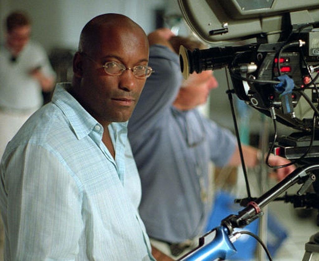 John Singleton durante gravação de "+ Velozes + Furiosos" (2003) - Divulgação
