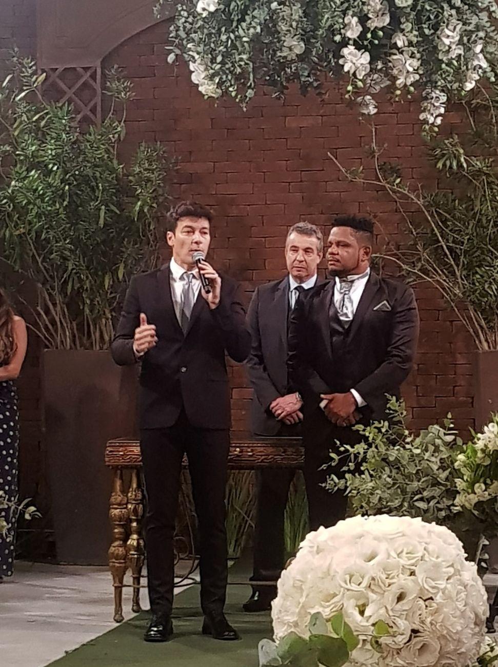 Rodrigo Faro grava casamento de Tati Minerato e Marcelo para transmitir em seu programa na Record - Renato Cipriano / Divulgação