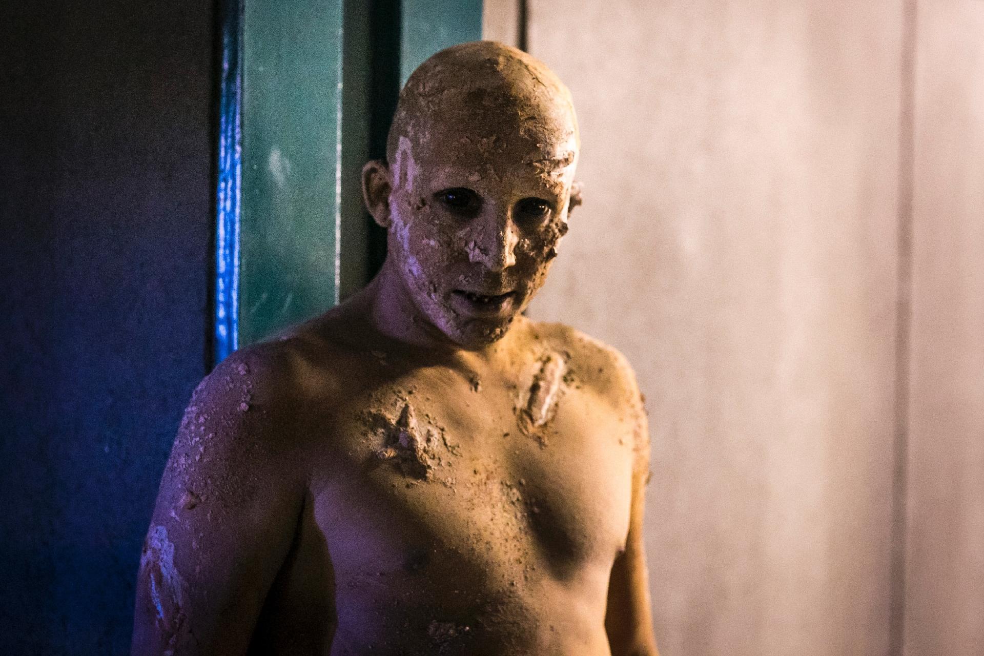 Em "Supermax", Nonato contraiu uma doença misteriosa na Amazônia e achou a cura por meio de uma radiação de uma caverna milagrosa, mas se transformou em um ser monstruoso, batizado por ele próprio de Baal. Para virar essa criatura horripilante, o ator Márcio Fecher depilou todos os pelos do corpo - Paulo Belote/TV Globo