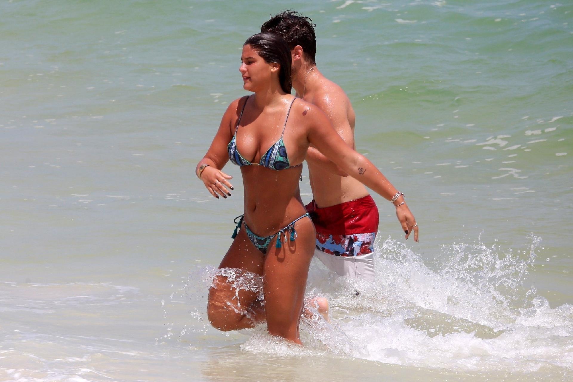 Giulia Costa mergulha no mar - Dilson Silva / AgNews