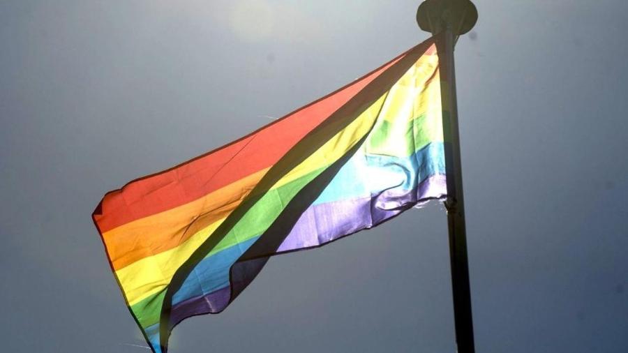 Jovem estava envolto em bandeira LGBTQ+ quando foi abordado por seguranças - Marcello Camargo/Arquivo/Agência Brasil/Agência Brasil