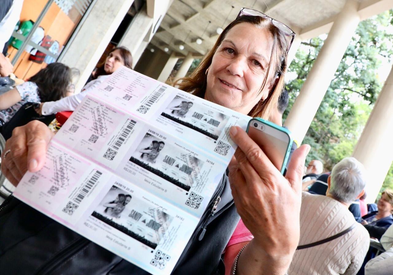 Público faz fila no Estádio do Pacaembu para comprar ingressos para o show de Sandy e Junior - Mariana Pekin/UOL