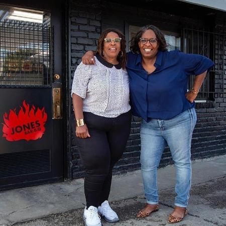 Deborah e Mary Jones possuem uma churrascaria que fez sucesso após série - Reprodução/Instagram