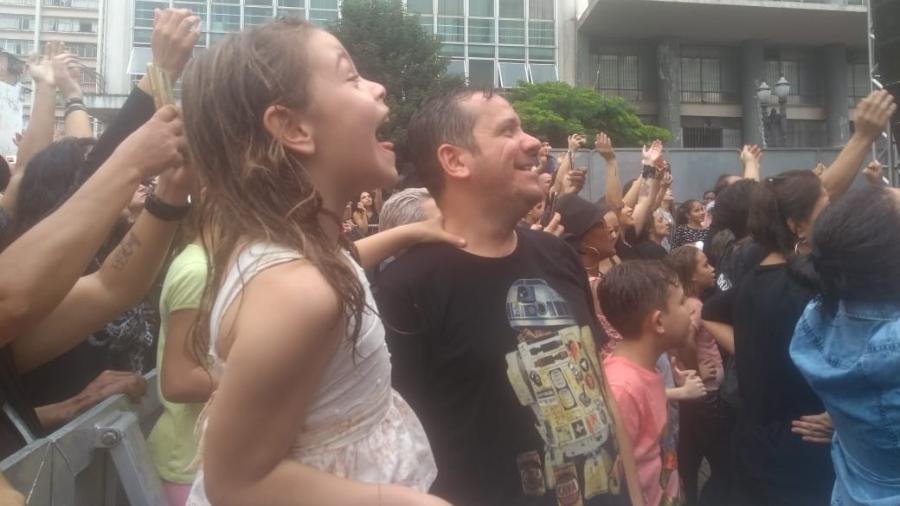 Laís, 7 anos, vibra ao ver o show da cantora Pitty, ao lado pai, Ricardo Grecco, 40 anos - Soraia Gama/UOL
