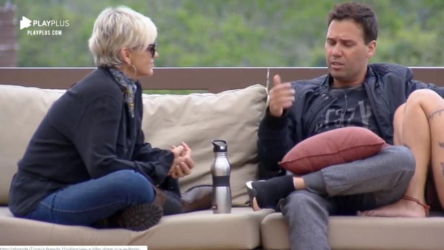 Viny conversa com Andréa na área externa da sede - Reprodução/PlayPlus
