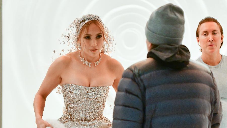 Jennifer Lopez aparece com vestido de noiva para gravação de seu novo filme - James Devaney/GC Images