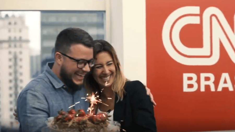 Cris Dias recebe surpresa de aniversário na CNN Brasil - Reprodução/Facebook