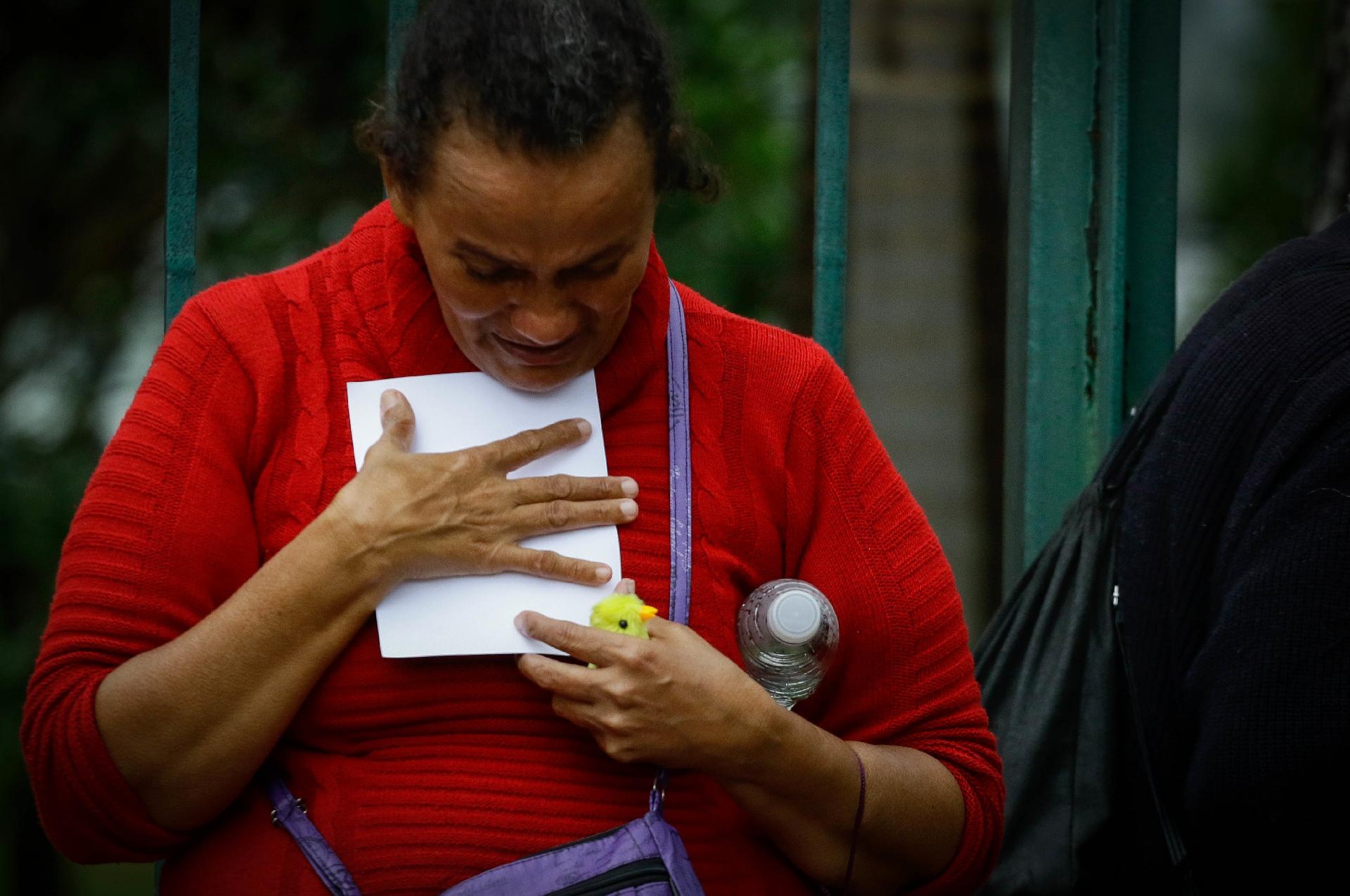 Fã chora ao olhar para foto de Gugu na porta do velório, na Alesp - ELIANE NEVES/FOTOARENA/ESTADÃO CONTEÚDO