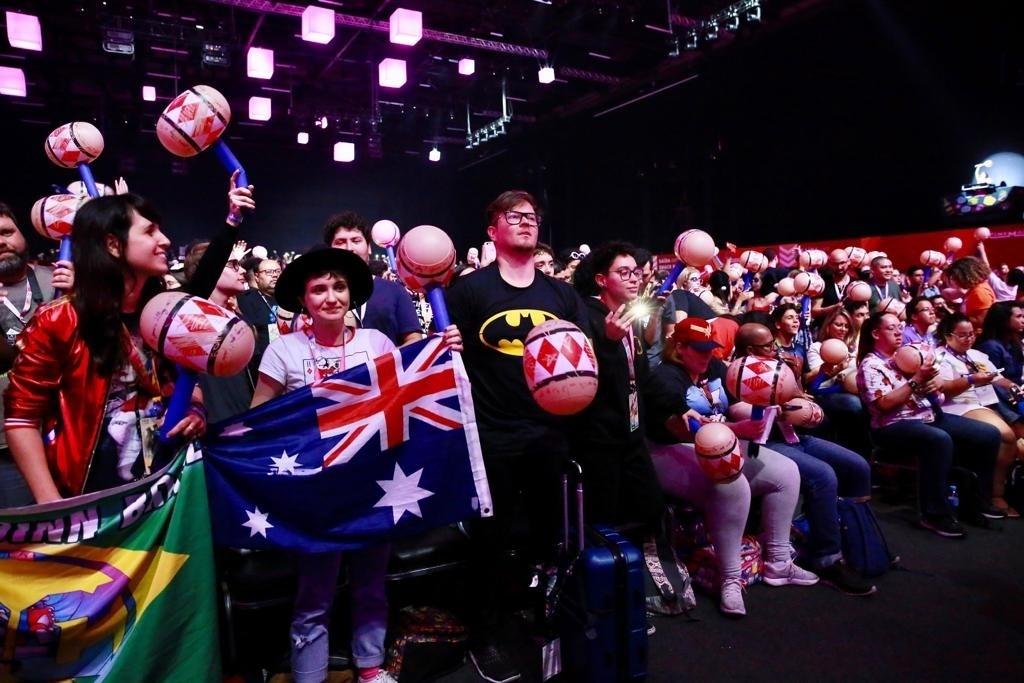 Elenco de Aves de Rapina atende fãs no painel da Warner na CCXP - Iwi Onodera/UOL
