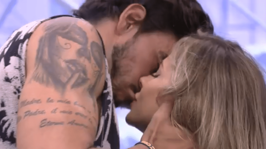 Gabi e Guilherme se beijam durante festa do líder - Reprodução/Globoplay