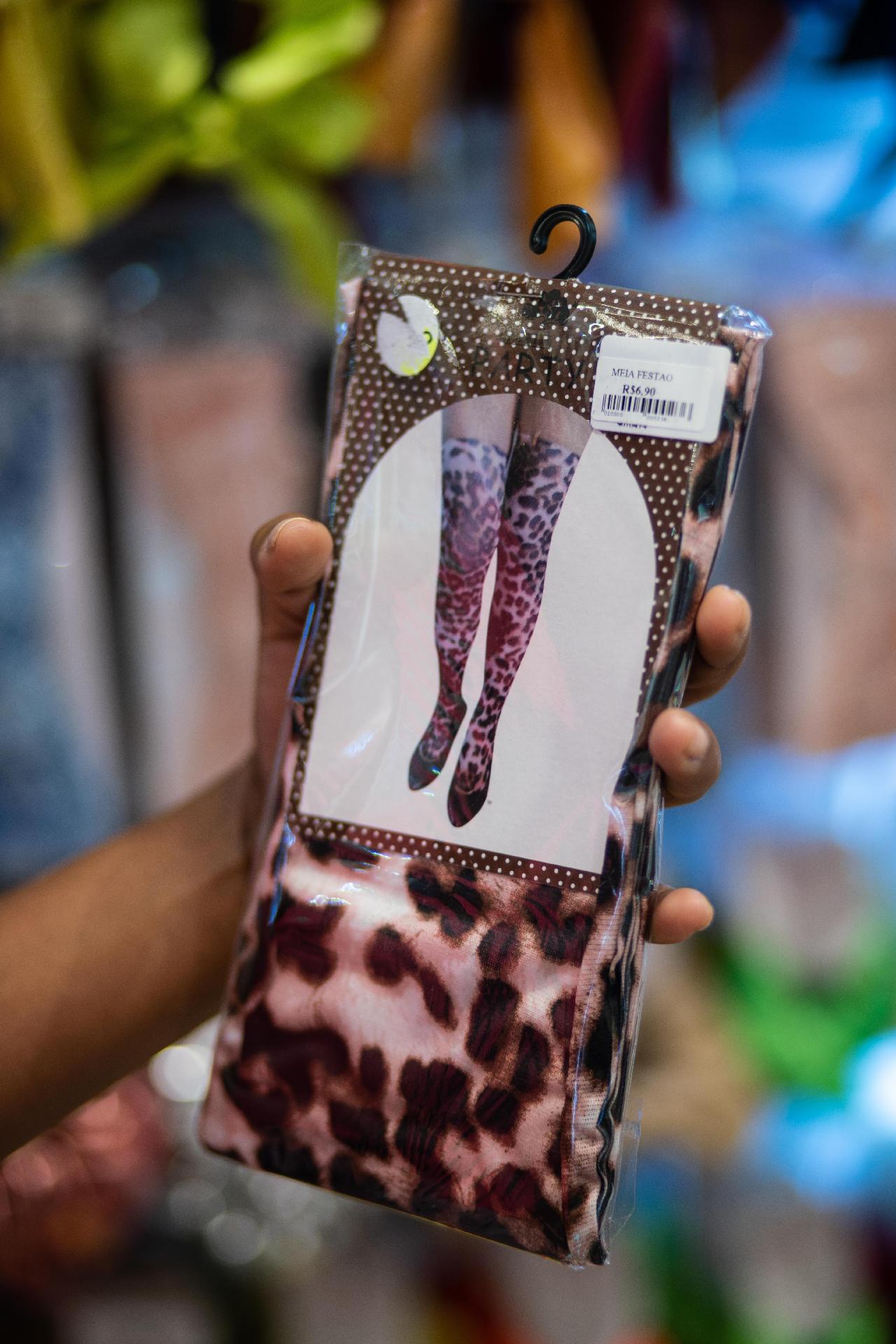 ******INTERNET OUT******* Rio de Janeiro, Rj, BRASIL. 05/01/2020; Fantasias e acessorios no Saara com estampas de animais é tendencia no carnaval deste ano apos a cantora Anitta usar esse tipo de vestimenta em seus shows. ( Foto: Ricardo Borges/UOL) ATENCAO: PROIBIDO PUBLICAR SEM AUTORIZACAO DO UOL - Ricardo Borges/UOL