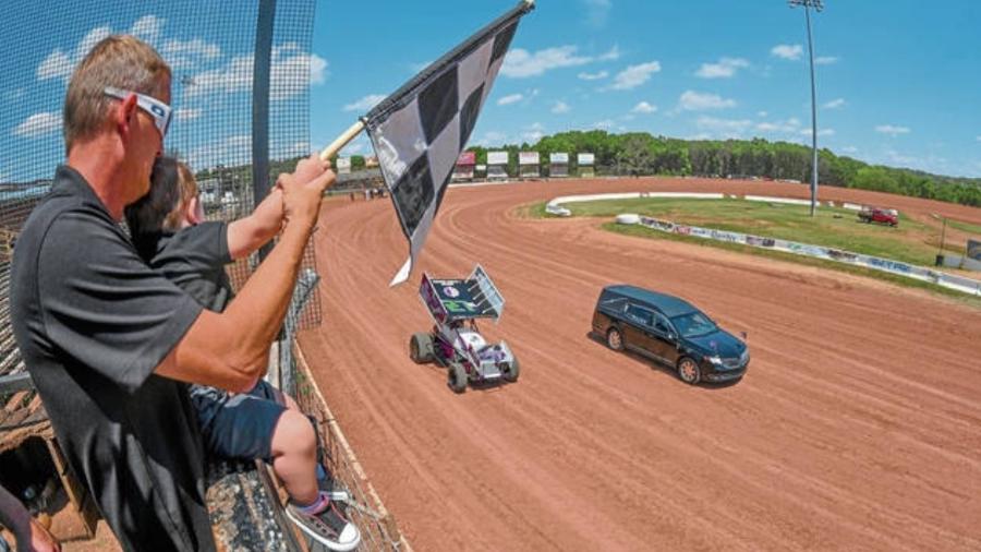 Piloto recebe adeus com bandeira em pista de corrida - Louis B. Ruediger