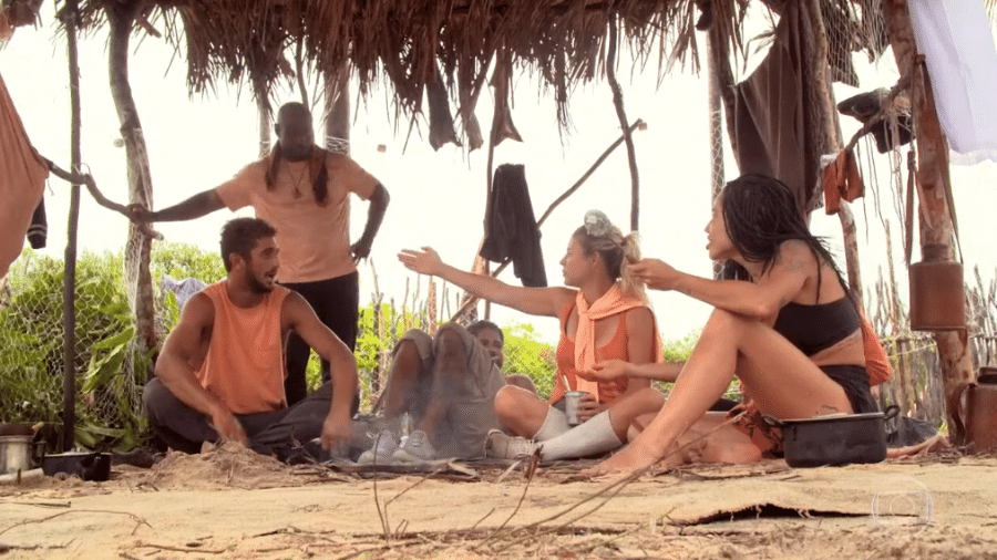 No Limite: Íris se desentende com colegas de tribo - Reprodução/Globoplay