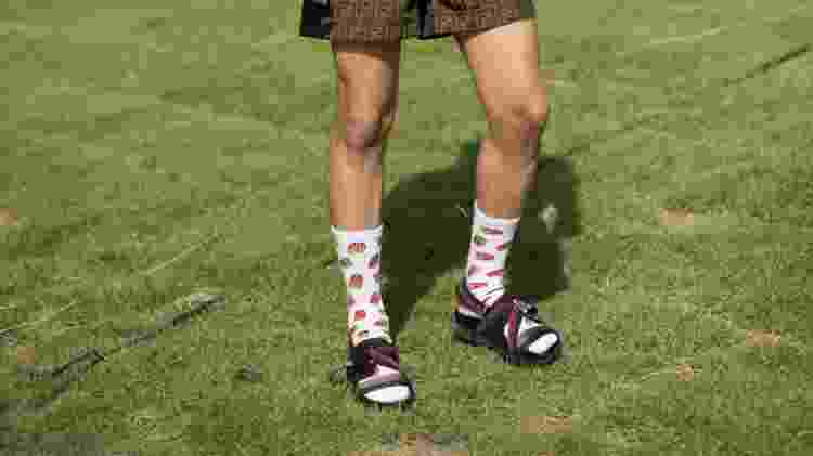 Sandálias com meia se transformaram em tendência no street style, ou melhor, homewear - Getty Images - Getty Images
