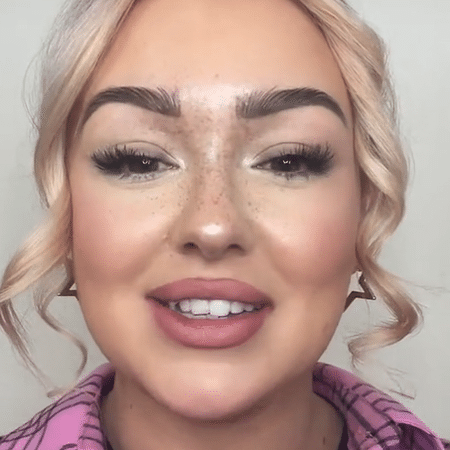 A influencer Sydney Purl usou tinta temporária de cabelo para fazer sardas no rosto em um vídeo que viralizou no TikTok - Reprodução/TikTok