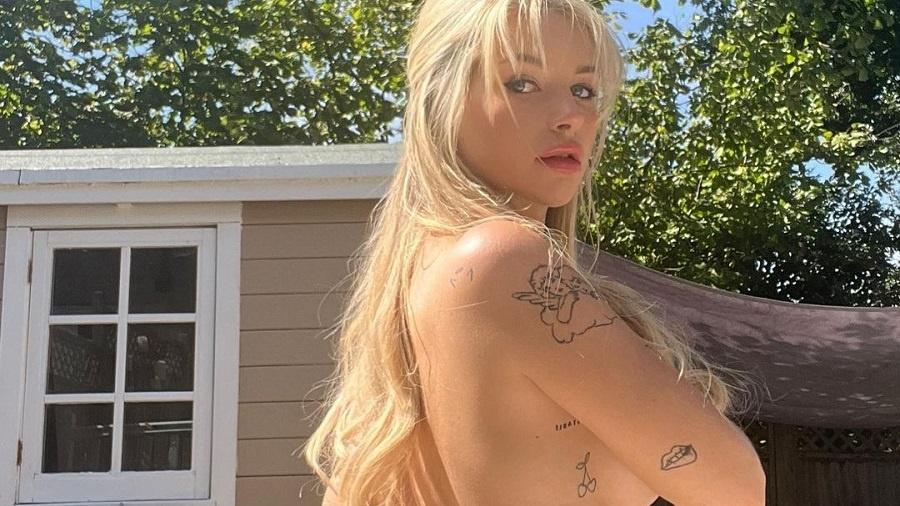 Lottie Moss sensualiza com foto de topless nas redes sociais