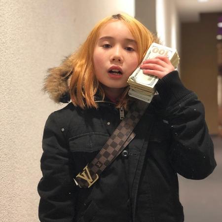 Lil Tay ficou famosa aos 9 anos por aparecer nas redes sociais falando palavrões e exibindo seu dinheiro