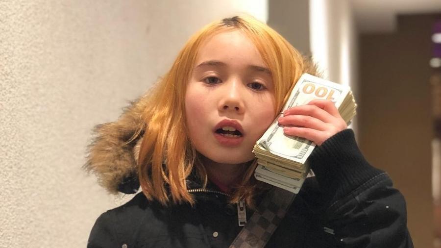 Lil Tay ficou famosa aos 9 anos por aparecer nas redes sociais falando palavrões e exibindo seu dinheiro - Reprodução/Instagram