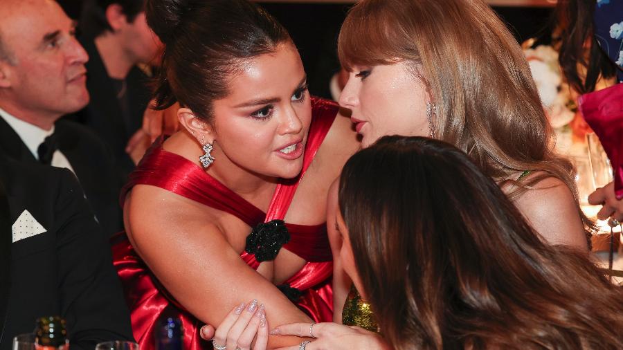 Selena Gomez e Taylor Swift conversam durante o Globo de Ouro 2024