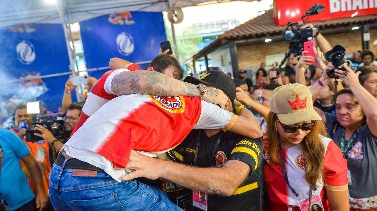 Marcelinho Kalil celebra título da Viradouro e mostra relógio