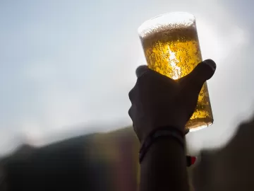 Inovou demais, campeão: ciência mostra se você bebe cerveja em copo sujo