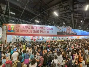 Bispos, coachs e festa da literatura juvenil: notas sobre a Bienal do Livro