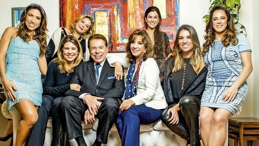 Silvio Santos ao lado da esposa e as seis filhas