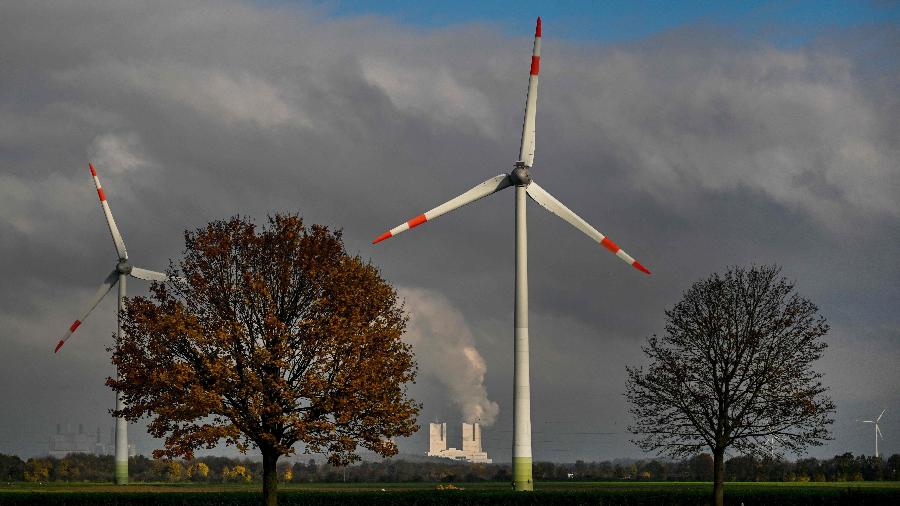 Turbina eólica em frente à usina termoelétrica a linhito operada pela gigante alemã de energia RWE, perto de Neurath, no oeste da Alemanha