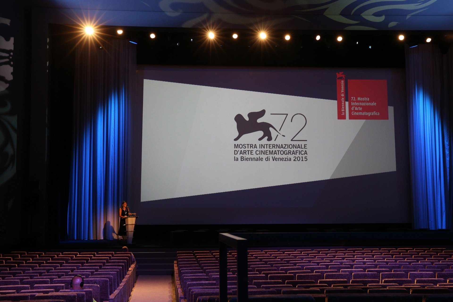 1º.set.2015 - Funcionários preparam o cinema-sede do Festival de Veneza 2015, na cidade italiana. A 72ª edição do evento vai até o dia 12/9 - Jin Yu/Xinhua