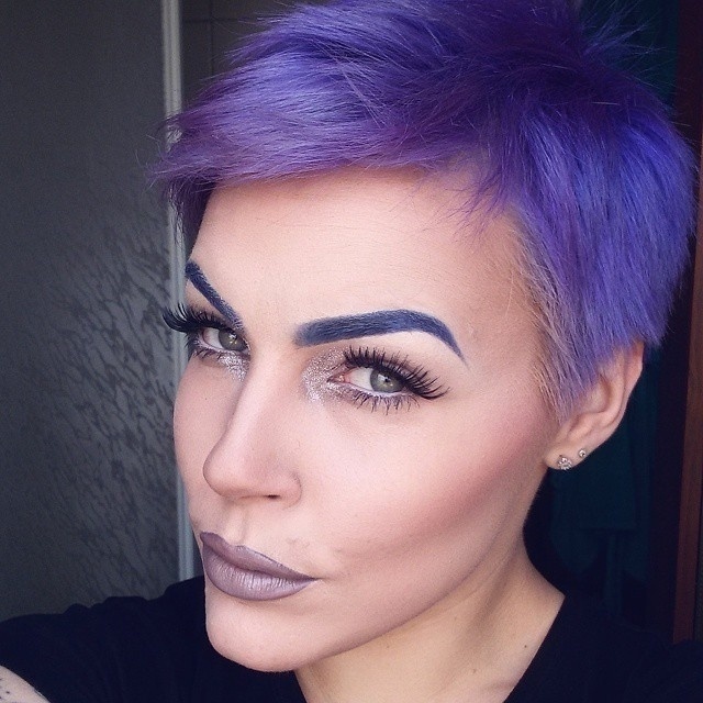 Sobrancelha Colorida - Reprodução/Instagram/kikiinmakeupland