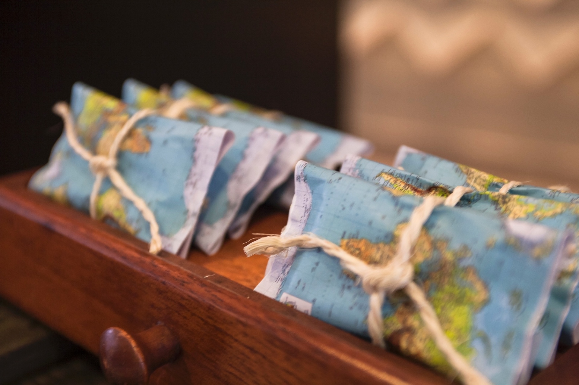 Para compor a decoração com tema de aviação, as barras de chocolate ao leite foram embaladas em um papel com a estampa do mapa-múndi. A criação foi assinada pela Poá - Mesas e Lembranças Personalizadas - Sandra Pagano/Divulgação