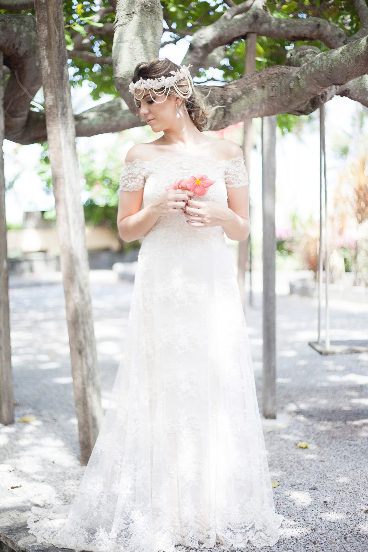 Vestido ombro a ombro de renda com forro de elastano, que se ajusta a barriga da grávida, da Alessandra Sobreira. Preço: R$ 9,8 mil. Informações: www.alessandrasobreira.com.br - Divulgação