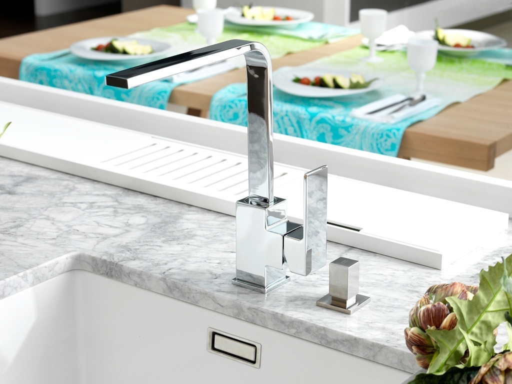 Com um só comando é possível regular fluxo de água e temperatura na NK, torneira para cozinha do grupo espanhol Porcelanosa (porcelanosabrasil.com.br). Todos os componentes são revestidos de níquel e duplamente cromados. O cano é alto e o ângulo da bica também é elevado, para proporcionar mais conforto ao usuário - Divulgação